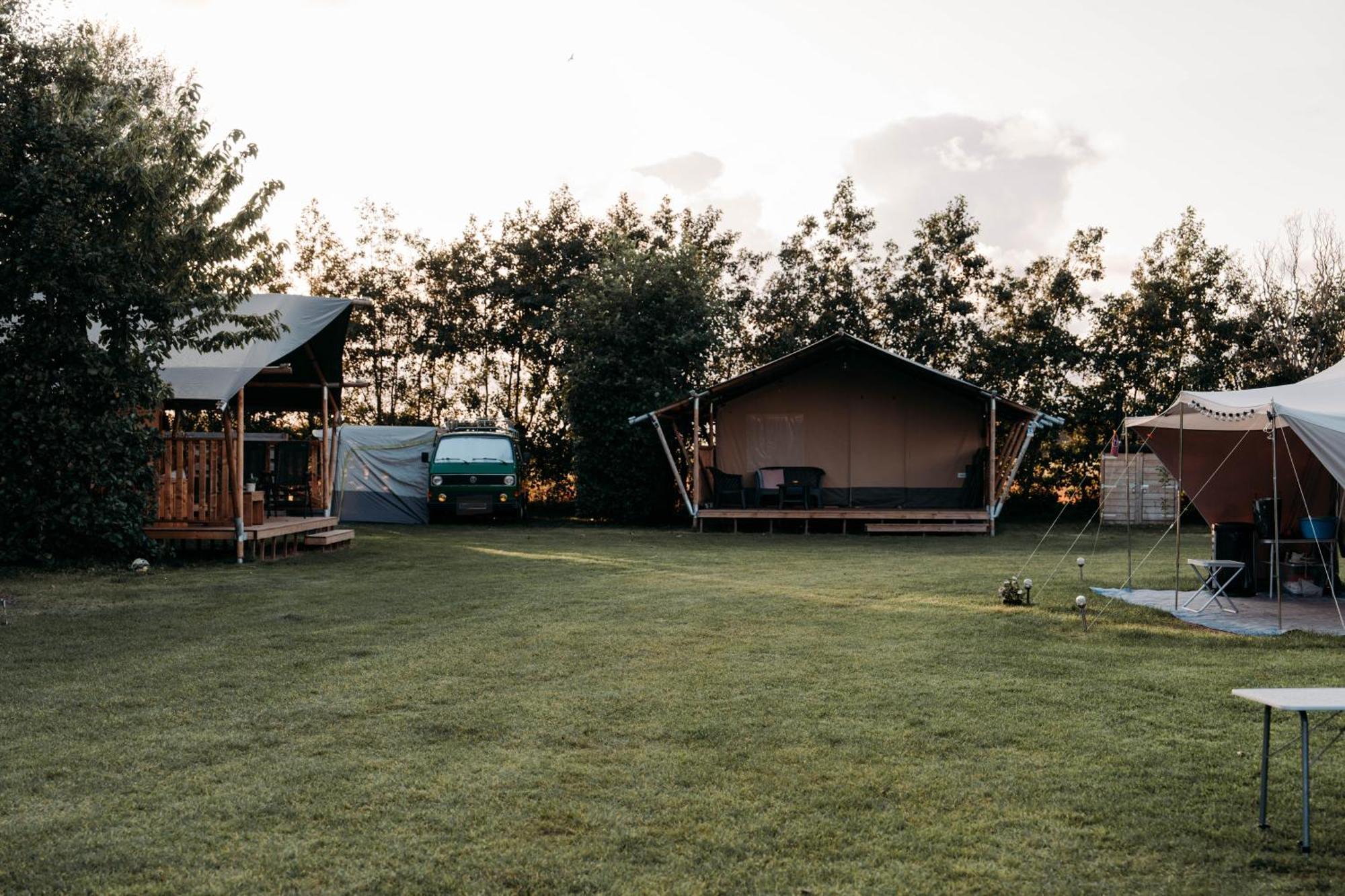 Finse Woning Op Camping De Tulpenweide Breezand Exterior foto